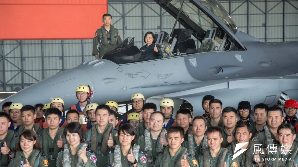 總統蔡英文日前前往空軍嘉義基地視導,會後與官兵合影。(蘇仲泓攝)