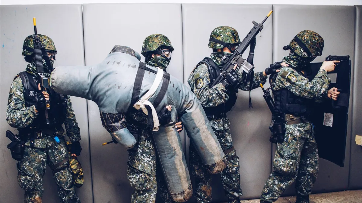 國軍近年積極強化城鎮作戰能量,持續推廣「限制空間戰鬥」。圖為憲兵部隊在去年舉行限制空間戰鬥競賽。(取自青年日報)