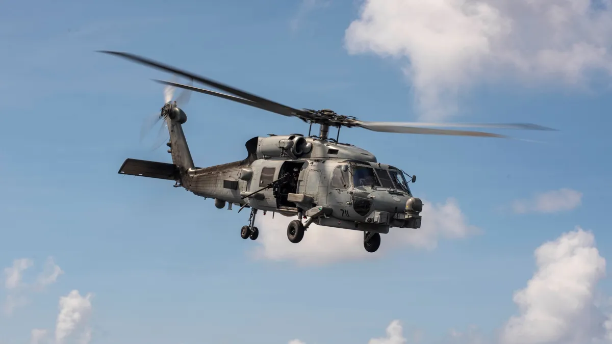 繼M109A6自走砲、人攜式刺針飛彈軍購生變外,海軍預計採購12架MH-60R反潛直升機(見圖)的「神鷹3號計畫」亦胎死腹中。(資料照,取自美國海軍第七艦隊臉書)