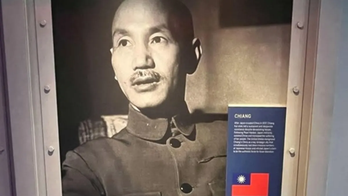 蔣中正的照片,以二戰同盟國元首的身份現身於國家二戰紀念館的「通往東京之路」大廳門口,可見他的貢獻已獲得美國肯定。(許劍虹攝)