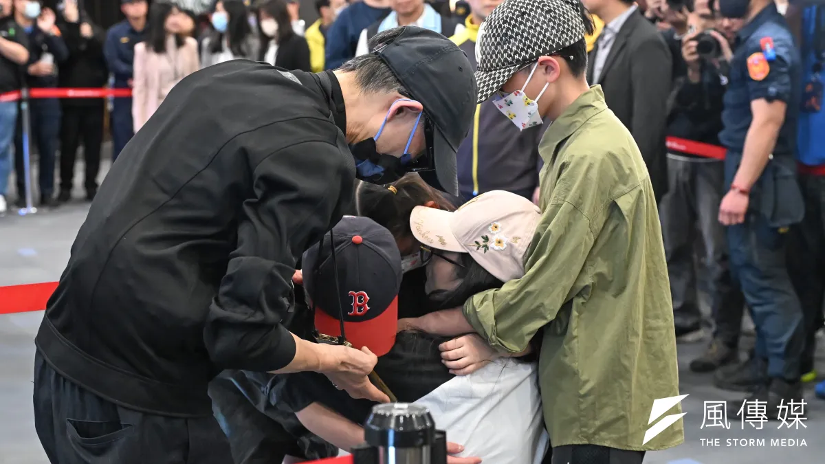 -陸配網紅「亞亞」劉振亞(右二)涉武統言論遭處分限期離境,一家人前往松山機場擁抱道別。(顏麟宇攝)