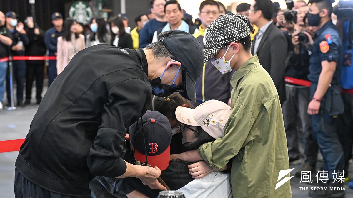 -陸配網紅「亞亞」劉振亞(右二)涉武統言論遭處分限期離境,一家人前往松山機場擁抱道別。(顏麟宇攝) -陸配網紅「亞亞」劉振亞(右二)涉武統言論遭處分限期離境,一家人前往松山機場擁抱道別。(顏麟宇攝)