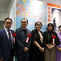 日本漫画家協会理事長の里中満智子氏(中央)、台湾文化センターの曾鈐龍主任(左端)、漫画家の阮光民氏(左から2人目)、左萱氏(右端)、重花氏(右から2人目)が、本展のメインビジュアル前で記念撮影。(提供:駐日台湾文化センター) 日本漫画家協会理事長の里中満智子氏(中央)、台湾文化センターの曾鈐龍主任(左端)、漫画家の阮光民氏(左から2人目)、左萱氏(右端)、重花氏(右から2人目)が、本展のメインビジュアル前で記念撮影。(提供:駐日台湾文化センター)