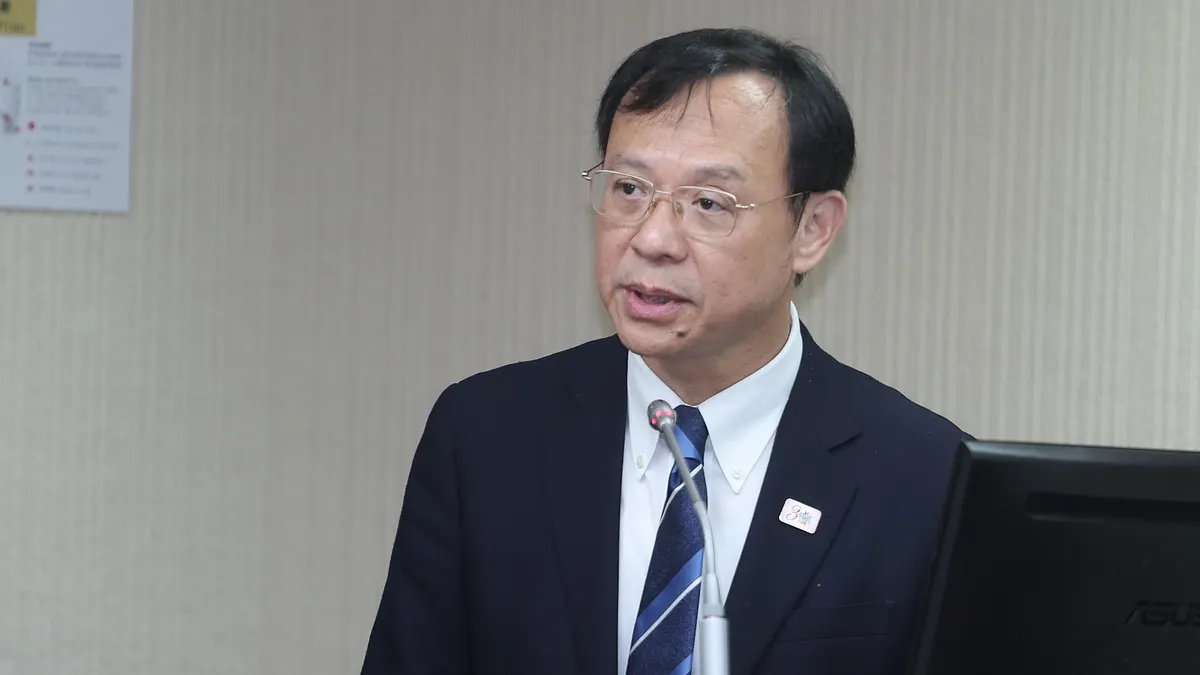 針對補充保費改制挨批,衛福部長石崇良今(6)日親上火線對外說明,強調政策還在研議,會多聽大家聲音。(資料照,陳品佑攝) 針對補充保費改制挨批,衛福部長石崇良今(6)日親上火線對外說明,強調政策還在研議,會多聽大家聲音。(資料照,陳品佑攝)