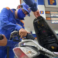 2022年6月19日、ベトナム・ハノイのガソリンスタンドでバイクに給油する様子(写真/AP通信提供) 2022年6月19日、ベトナム・ハノイのガソリンスタンドでバイクに給油する様子(写真/AP通信提供)