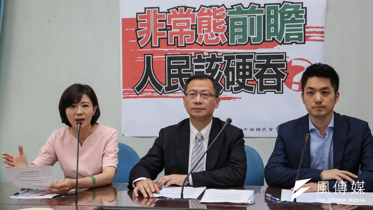 國民黨立委王育敏、吳志揚、蔣萬安17日召開「非常態前瞻,人民該硬吞?」記者會。吳志揚表示,綠委柯建銘用攻擊性的雄三飛彈坑殺國民黨。(顏麟宇攝)