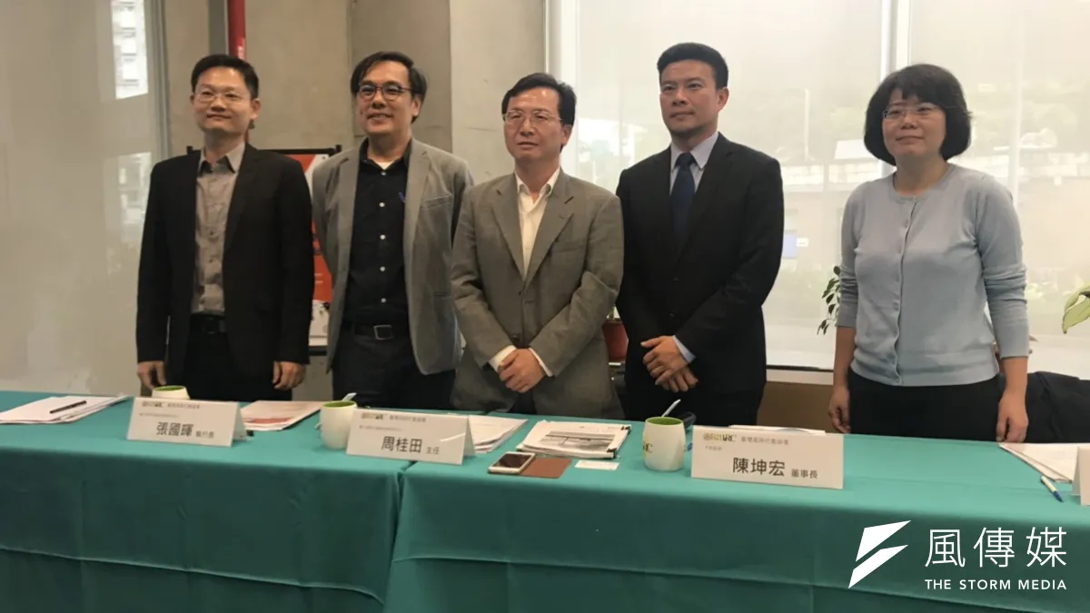 台大風險社會與政策研究中心5日公布一項針對國人能源轉型感知度的調查。左至右:環境法律人協會理事長張譽尹、台大國發所副教授張國暉、台大風險中心主任周桂田、天太能源董事長陳坤宏、台大法律系教授張文貞。(廖羿雯攝)