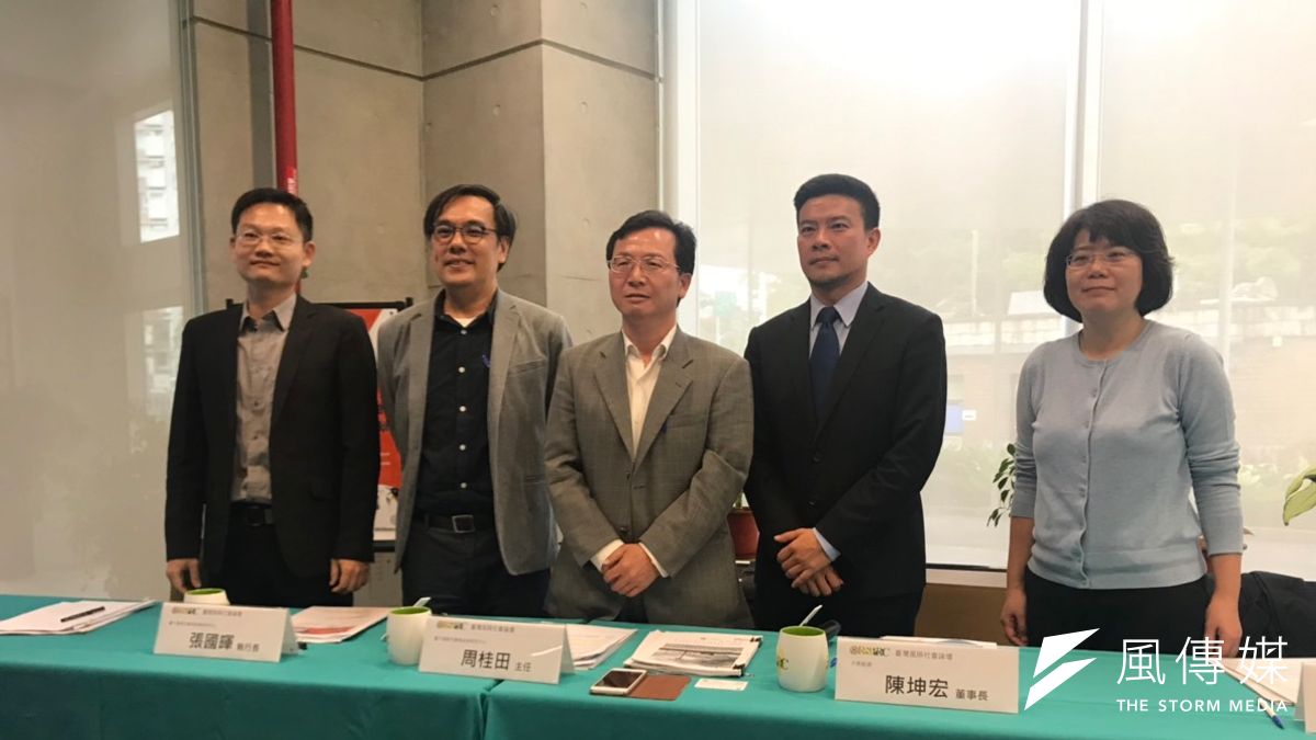 台大風險社會與政策研究中心5日公布一項針對國人能源轉型感知度的調查。左至右:環境法律人協會理事長張譽尹、台大國發所副教授張國暉、台大風險中心主任周桂田、天太能源董事長陳坤宏、台大法律系教授張文貞。(廖羿雯攝) 台大風險社會與政策研究中心5日公布一項針對國人能源轉型感知度的調查。左至右:環境法律人協會理事長張譽尹、台大國發所副教授張國暉、台大風險中心主任周桂田、天太能源董事長陳坤宏、台大法律系教授張文貞。(廖羿雯攝)