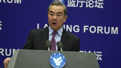 王毅與美國對外關係委員會視訊交流時說:「最近有種論調,將中美之爭渲染為『民主和威權』之爭,以意識形態劃線。」(資料照,美聯社)