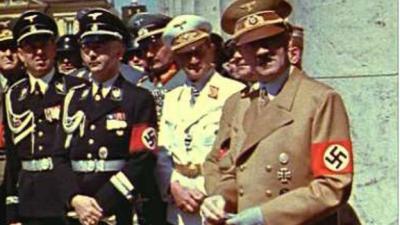 納粹德國和納粹黨使用右旋,黑色的卐字標記(攝於1939年慕尼黑)