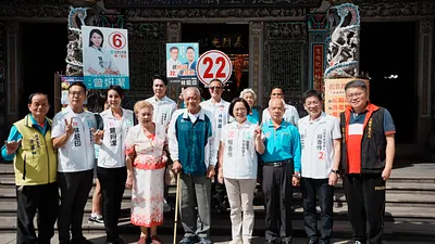 民眾黨桃園市長候選人賴香伶與柯爸柯媽到義民廟祈福。(賴香伶辦公室提供)