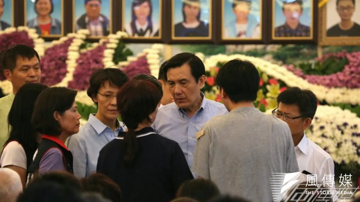 高雄大氣爆已有28人罹難,總統馬英九2日下午到靈堂向罹難家屬致意。(余志偉攝)
