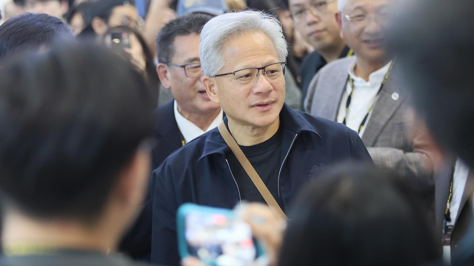 張瀞文專欄:5000億美元豪賭AI─黃仁勳把風險從科技業推向華爾街,中國卻在另一頭打價格戰