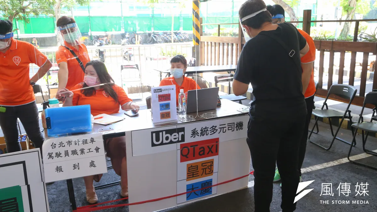 計程車駕駛及運輸從業人員2日開始接種疫苗,但國民黨立委林奕華發現,衛福部食藥署的疫苗施打率居然高達169%。(顏麟宇攝)