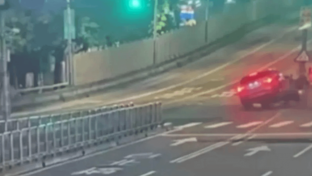 韓國籍李男酒駕撞上台北大橋橋墩。(圖/翻攝自記者爆料網) 韓國籍李男酒駕撞上台北大橋橋墩。(圖/翻攝自記者爆料網)