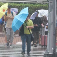 台湾中央気象署によると、台風18号(ソウデル)は台湾の分類で「中度台風」の勢力で台湾北部の近海へ接近し、27日から28日にかけて強風域が台湾の半分程度にかかる可能性がある。(写真/中央社・謝佳璋記者撮影) 台湾中央気象署によると、台風18号(ソウデル)は台湾の分類で「中度台風」の勢力で台湾北部の近海へ接近し、27日から28日にかけて強風域が台湾の半分程度にかかる可能性がある。(写真/中央社・謝佳璋記者撮影)