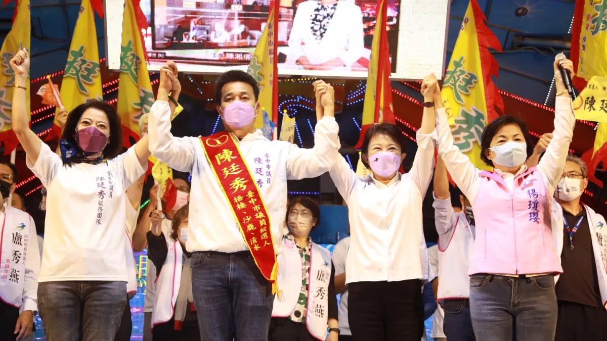 盧秀燕攜手陳廷秀向梧棲鄉親請託,支持他們連任,繼續為地方打拚。(圖/盧秀燕競選總部提供)