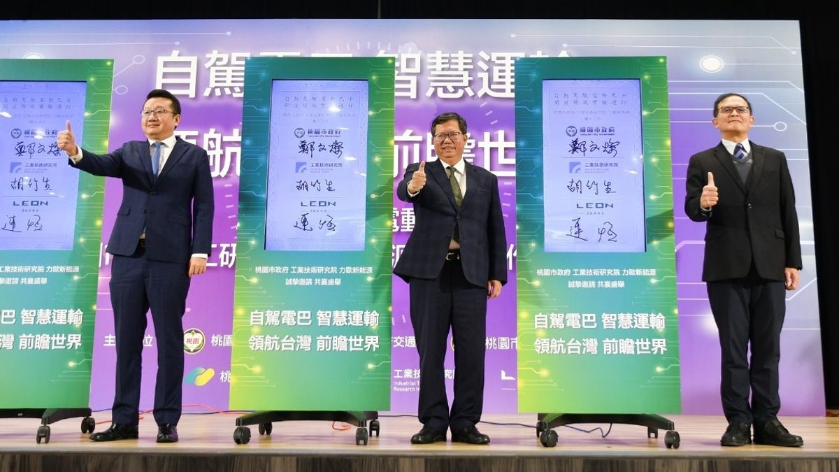 酒店業者「歐哥」連恆(左)先前擔任負責人的「力歐新能源」,獲得「亞洲矽谷」的「自動駕駛電動巴士之開放場域實驗運行」專案補助。(資料照,取自桃園市政府) 酒店業者「歐哥」連恆(左)先前擔任負責人的「力歐新能源」,獲得「亞洲矽谷」的「自動駕駛電動巴士之開放場域實驗運行」專案補助。(資料照,取自桃園市政府)