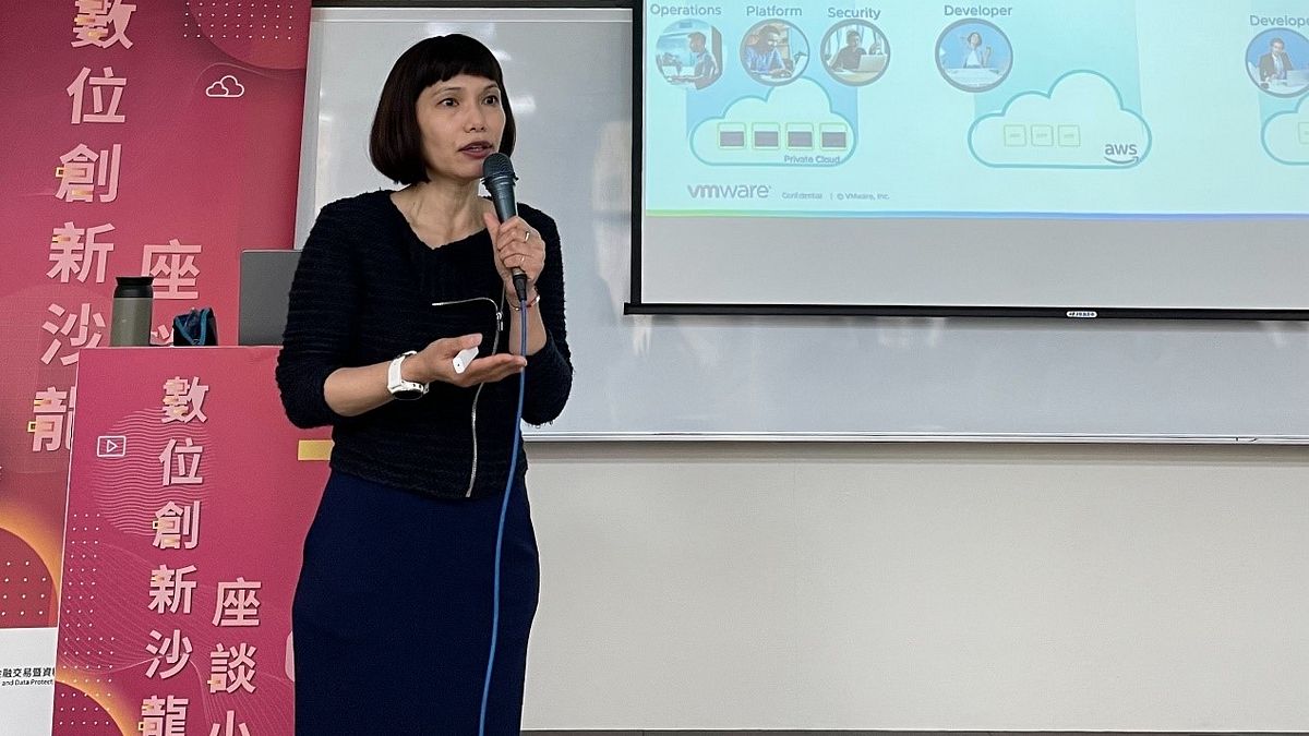 VMware合作夥伴業務協理Jessica主講混合雲的重要性,及如何協助政府機關及企業進行轉型。(圖/數位金融交易暨資料保護協會提供) VMware合作夥伴業務協理Jessica主講混合雲的重要性,及如何協助政府機關及企業進行轉型。(圖/數位金融交易暨資料保護協會提供)
