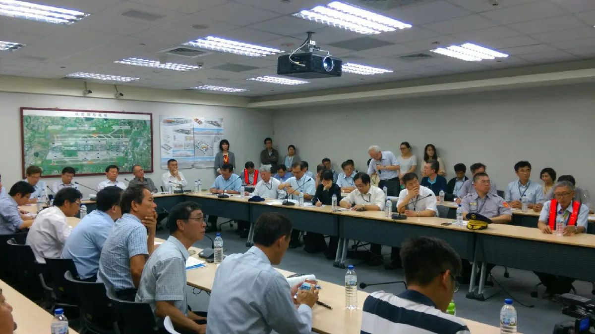 行政院副院長林錫耀則在3日上午9點半接力前往桃園機場勘災,隨後並轉往可能造成此次水淹桃機元凶的埔心溪視察。(行政院提供)