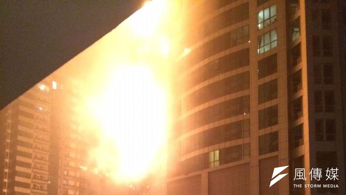 杜拜高336公尺的大樓起火。 杜拜高336公尺的大樓起火。