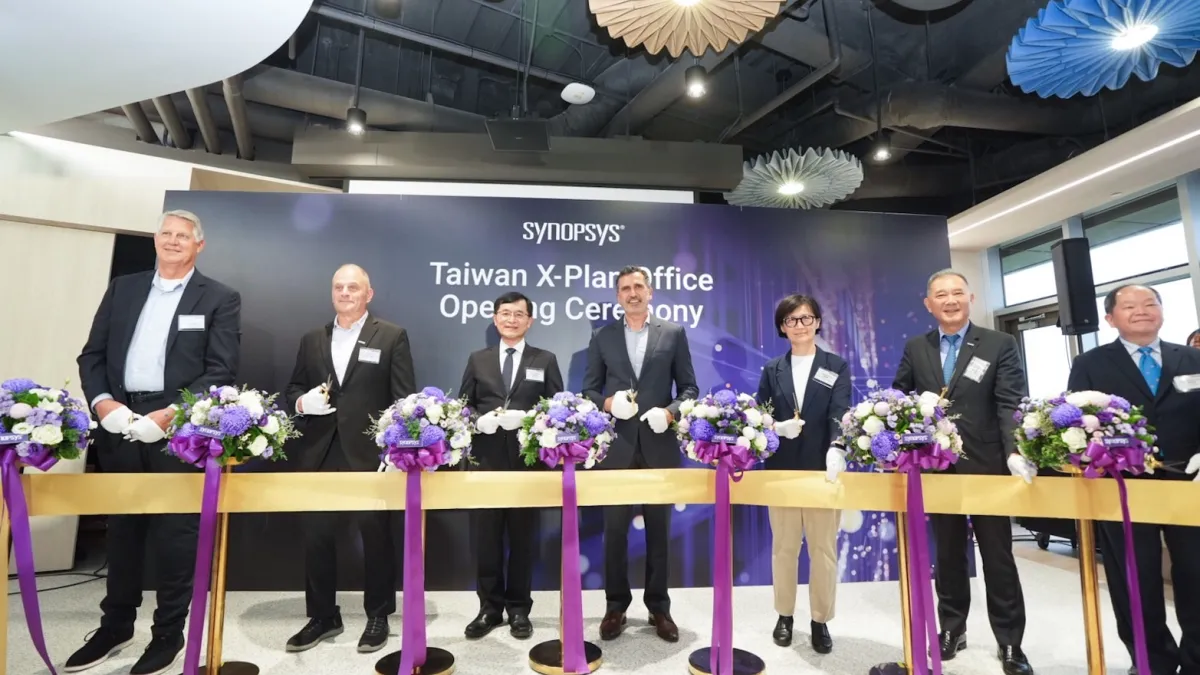 新思科技歡慶35週年,同時宣布啟用新竹竹科X軟體園區新辦公室(左起:新思技術業務資深副總裁Bill Heiser、新思營收長Mike Ellow、經濟部政務次長何晉滄、新思總裁暨執行長Sassine Ghazi、竹科管理局副局長游靜秋、新思全球副總裁暨台灣總經理李明哲、經濟部產業技術司副司長周崇斌)。(新思提供)