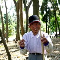 86歲翁打掃公園如自家 「盼埔里也能像日本一樣乾淨」 86歲翁打掃公園如自家 「盼埔里也能像日本一樣乾淨」