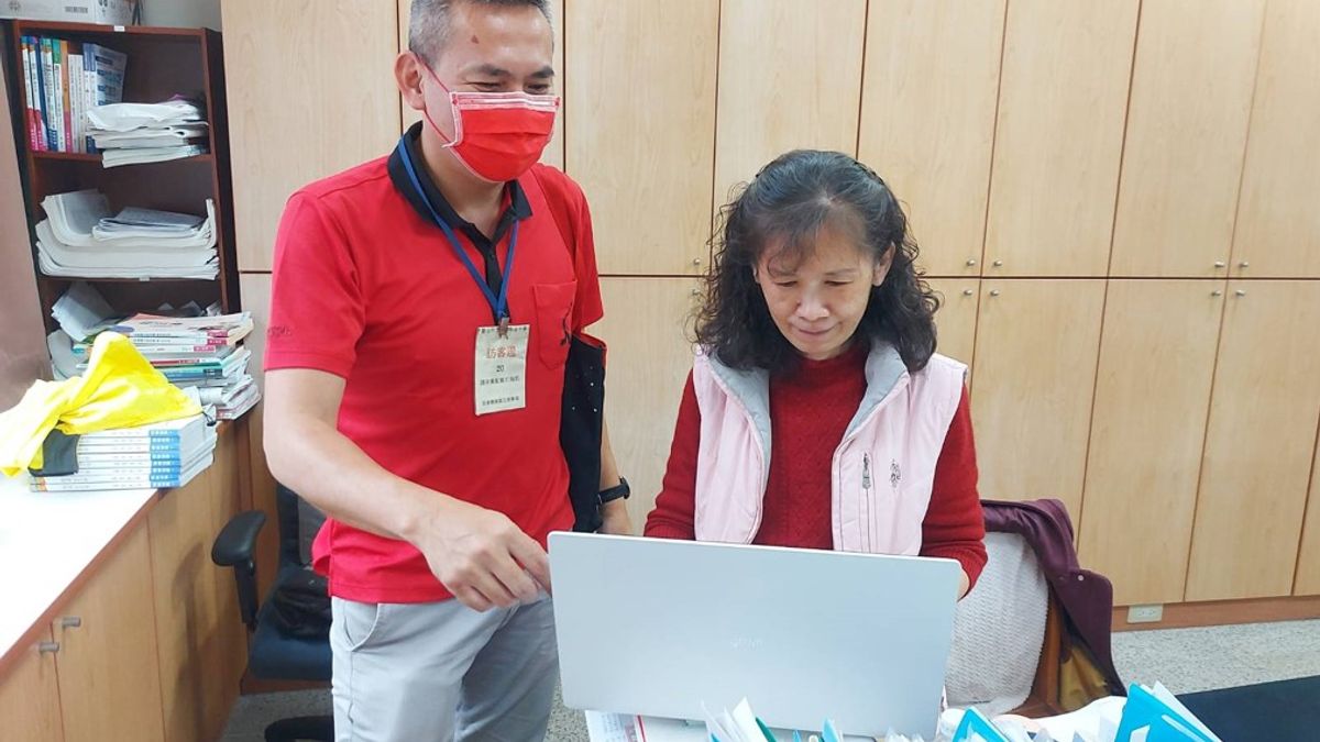 龍騰文化業務專員邀請老師響應減少非必要紙本、光碟共同為環境永續的連署活動。(圖/主辦單位提供) 龍騰文化業務專員邀請老師響應減少非必要紙本、光碟共同為環境永續的連署活動。(圖/主辦單位提供)