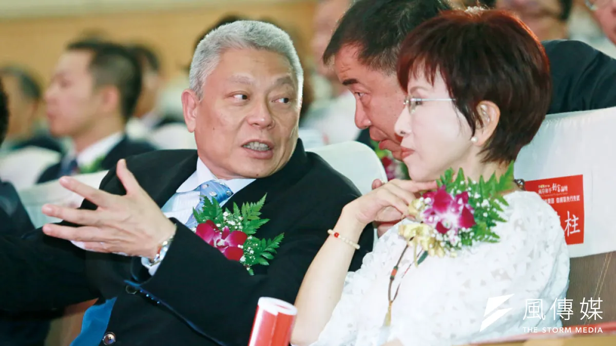 2015年國民黨黨內總統初選,當時洪秀柱(右)勇敢承擔,又喊出「一中同表」,令蔡衍明(左)相當欣賞。(柯承惠攝)