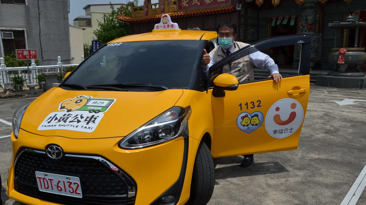 台南市領先全國,首創推出「 小黃公車預約式站牌 」。(圖/台南市交通局提供)