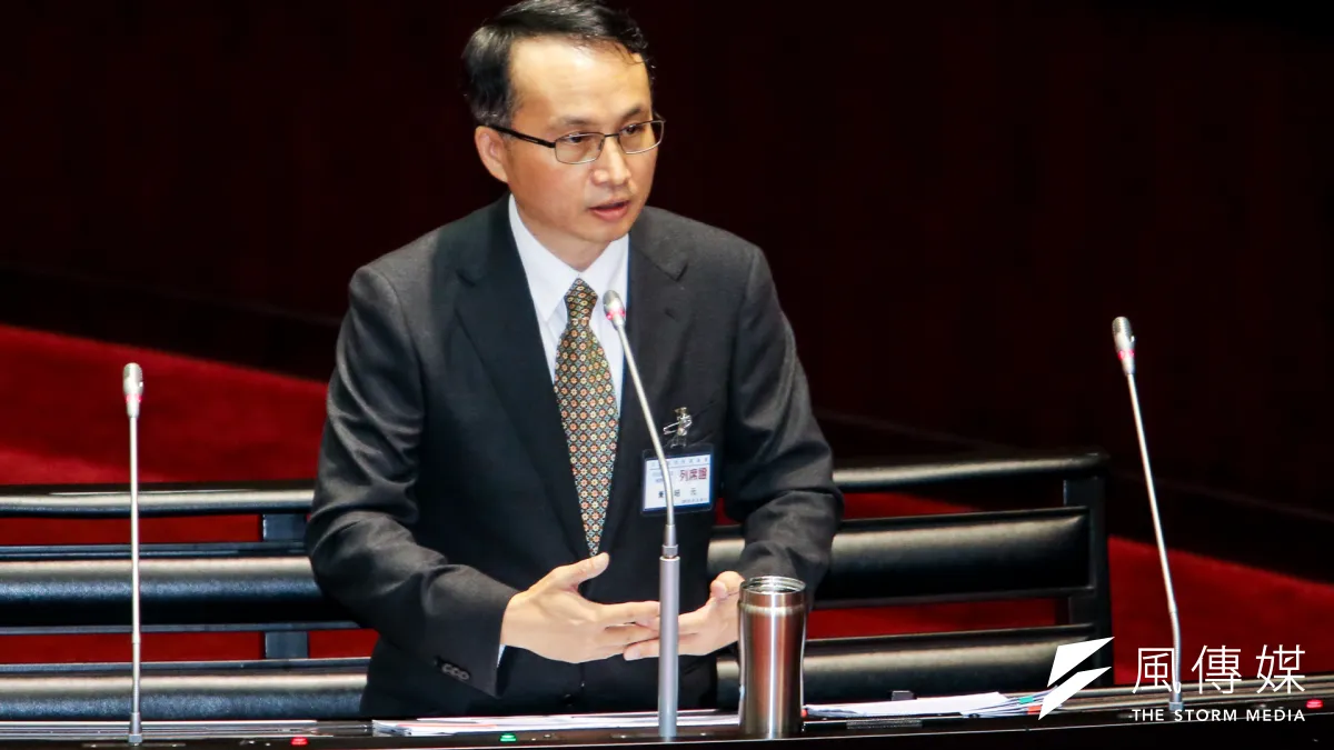 黃昭元指出,雖然因為同性婚姻目前有案聲請釋憲,不便表示意見,但以他個人想法來說,「如果相愛的人不能正式在一起,是一種傷害」。(陳明仁攝)
