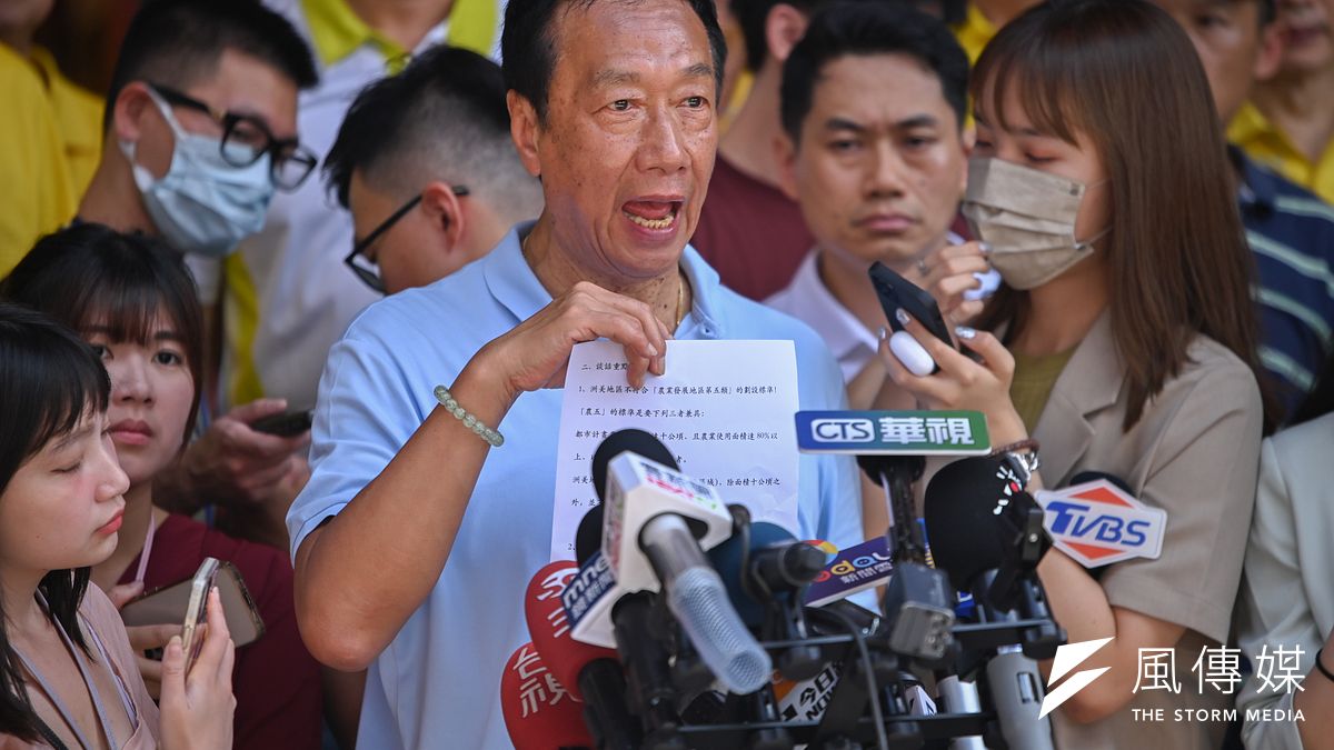 國民黨擬用「軟硬兩手」加上不能公開的暗手,讓鴻海創辦人郭台銘知難而退。(資料照,陳昱凱攝) 國民黨擬用「軟硬兩手」加上不能公開的暗手,讓鴻海創辦人郭台銘知難而退。(資料照,陳昱凱攝)