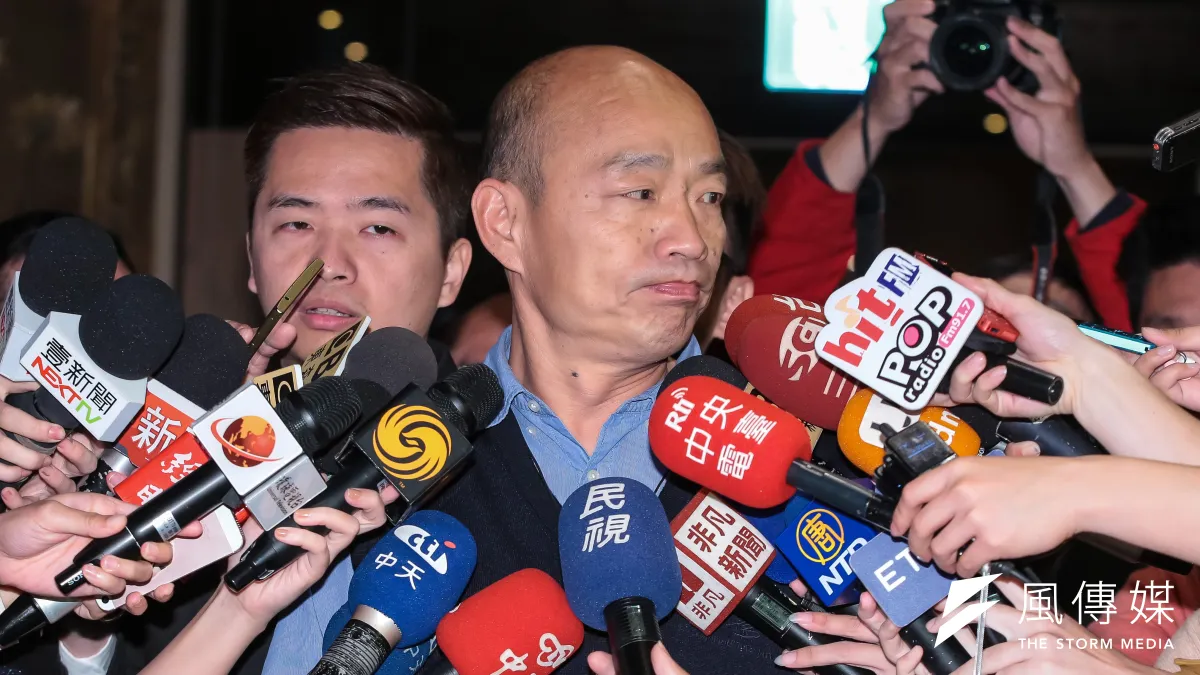 國民黨主席吳敦義日前曾拋出徵召高雄市長韓國瑜(見圖)加入黨內總統初選,藍營基層力拱韓國瑜選總統的聲音也不曾間斷。民進黨立委劉世芳1日質詢時提問,若有人提案罷免韓國瑜,罷免投票日有無可能和總統立委選舉同一天?(資料照,顏麟宇攝)