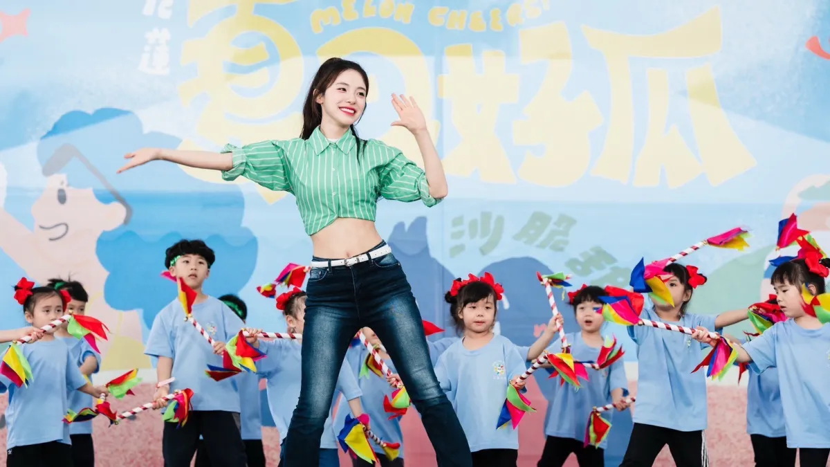 2026花蓮夏日好瓜熱鬧登場,味全龍啦啦隊人氣成員李多慧用應援曲「遍地開花」熱情應援花蓮大西瓜。(圖/花蓮縣政府提供)