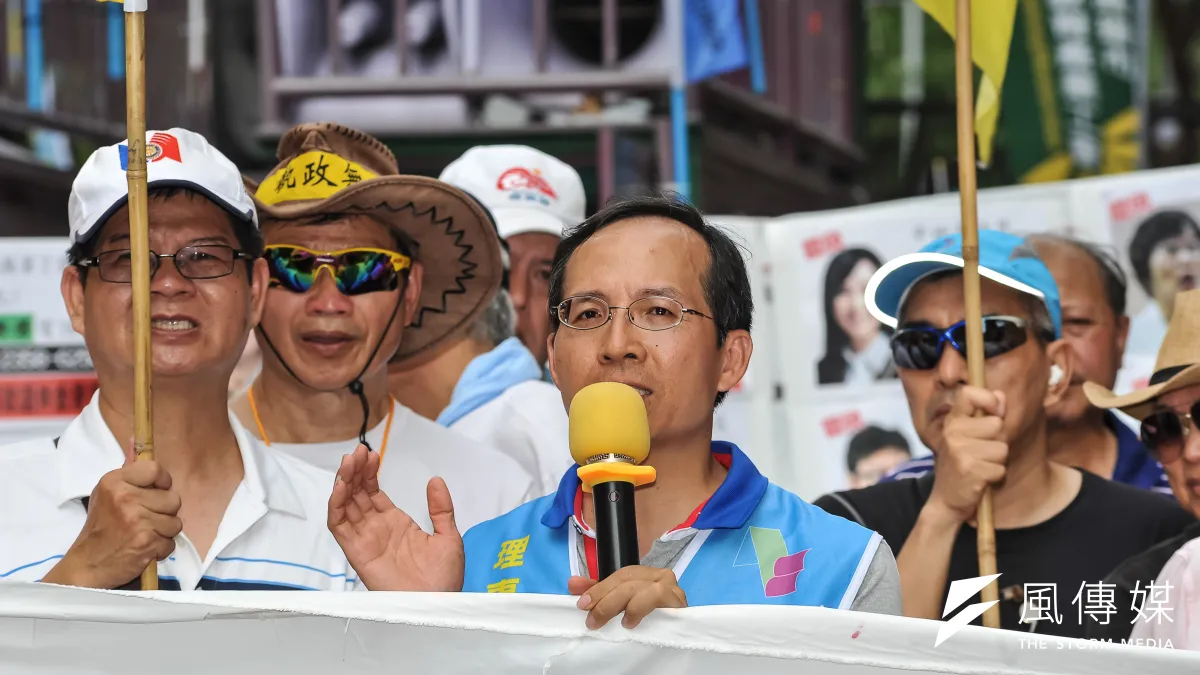 立法院三讀通過《公立學校教職員退休資遣撫卹條例》,引起教師們的不滿,全國教育產業總工會理事長黃耀南痛批「這不是改革」。(資料照,甘岱民攝)