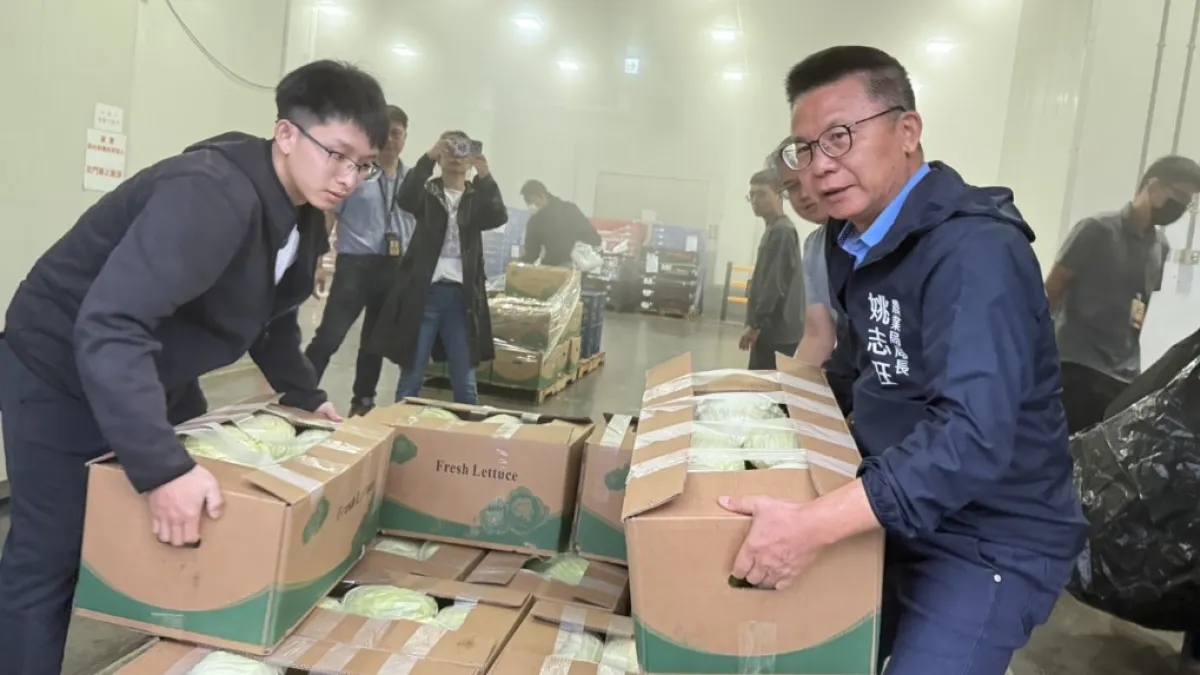 農業局長姚志旺(右)緊急與地方農會、合作社合力調度搬運生鮮蔬果與肉類物資,上午即完成集貨,車隊也在第一時間抵達山區。(圖/高市農業局提供)