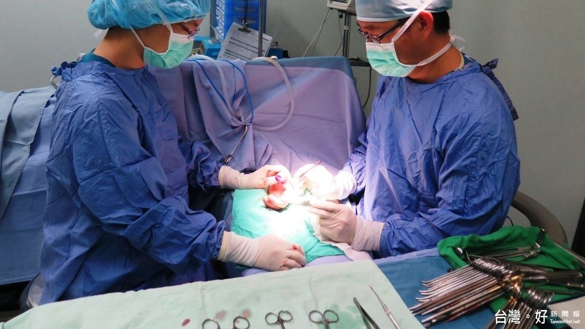 人瑞臉部驚現惡性腫瘤 彰基整形重建助嬤「變臉」 人瑞臉部驚現惡性腫瘤 彰基整形重建助嬤「變臉」