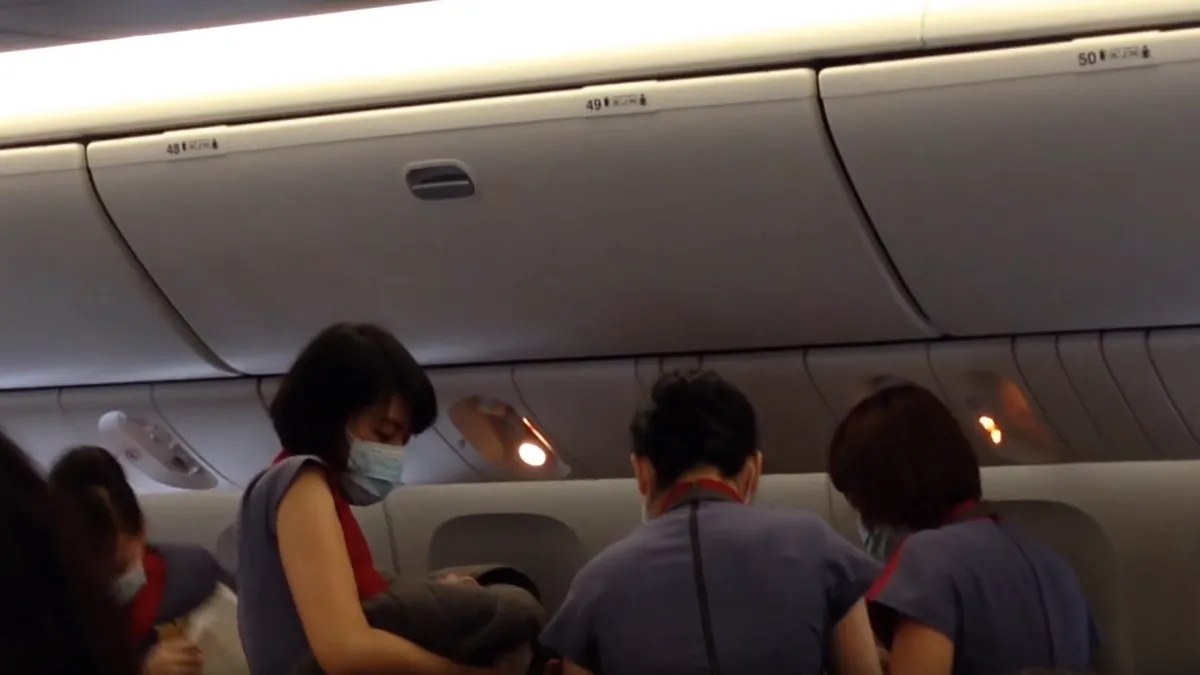 華航將對機上產子的婦人追討相關費用。(取自youtube)