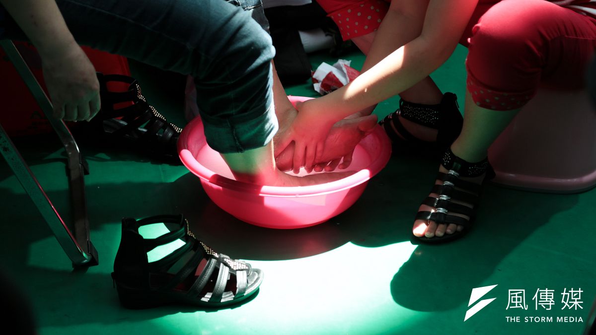 母親節將屆,台北市忠義國小舉辦「孩子為母親及家長洗腳」活動,希望能夠表達感恩之情。(余志偉攝) 母親節將屆,台北市忠義國小舉辦「孩子為母親及家長洗腳」活動,希望能夠表達感恩之情。(余志偉攝)