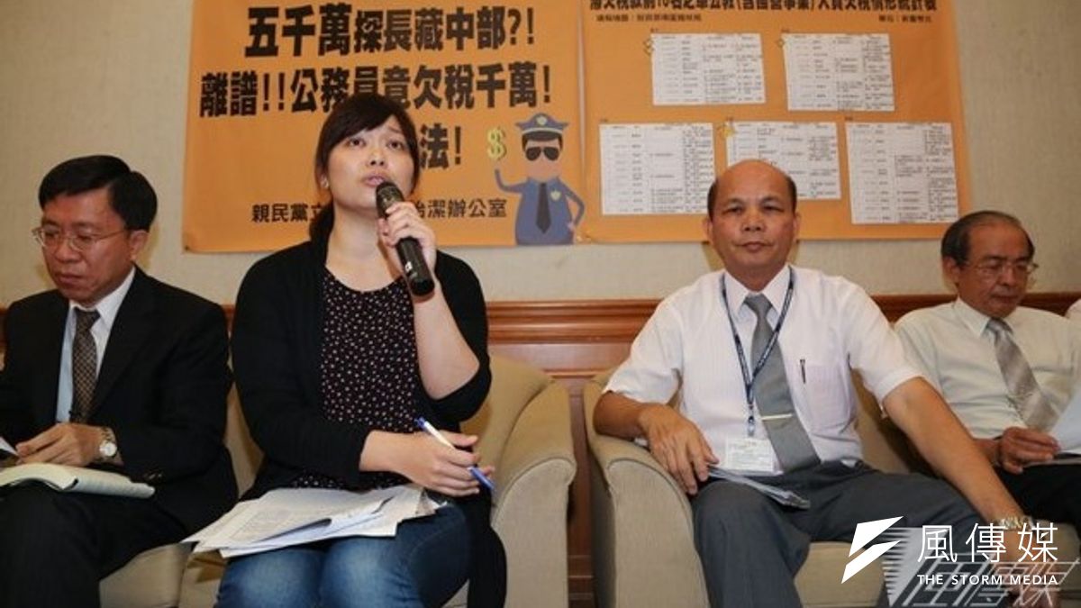 親民黨立委陳怡潔4日舉行記者會,大爆公務員竟成欠稅大戶,甚至還兼砂石買賣。(余志偉攝) 親民黨立委陳怡潔4日舉行記者會,大爆公務員竟成欠稅大戶,甚至還兼砂石買賣。(余志偉攝)