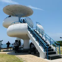 風櫃洞では、玄武岩が長年にわたって波に浸食され、海食洞が形成されている。波が打ち寄せるたびに轟くような音と水しぶきが生じるほか、近年は特徴的な展望台のデザインでも注目を集め、SNSで人気の撮影スポットとなっている。(写真/陳又嘉撮影) 風櫃洞では、玄武岩が長年にわたって波に浸食され、海食洞が形成されている。波が打ち寄せるたびに轟くような音と水しぶきが生じるほか、近年は特徴的な展望台のデザインでも注目を集め、SNSで人気の撮影スポットとなっている。(写真/陳又嘉撮影)