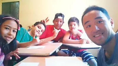 「看到這些小孩子露出純真的笑容, 我想,他們才是貧民窟裡面的天使⋯⋯」(商周出版提供)