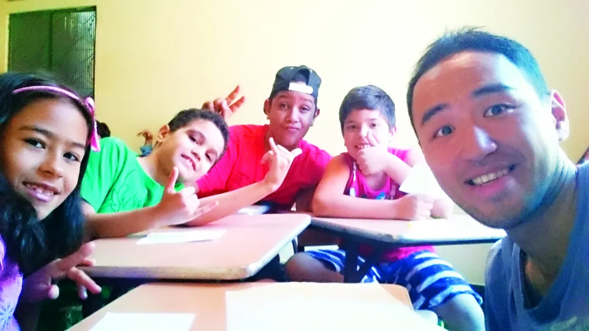 「看到這些小孩子露出純真的笑容, 我想,他們才是貧民窟裡面的天使⋯⋯」(商周出版提供)