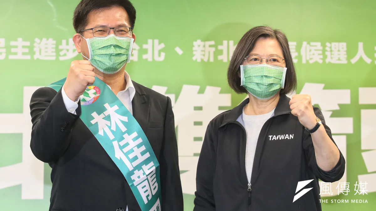 總統兼任民進黨主席蔡英文(右)說服林佳龍(左)參選後,派重兵輔選新北。(資料照,柯承惠攝)