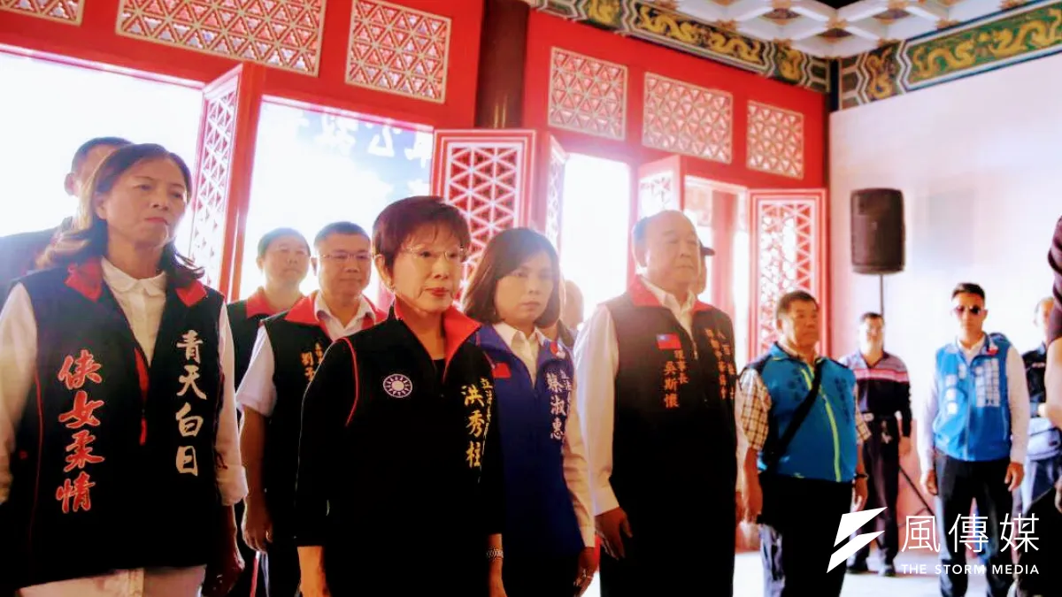 洪秀柱(前排中)赴台南市忠烈祠祭祀革命先烈。(圖/徐炳文攝)