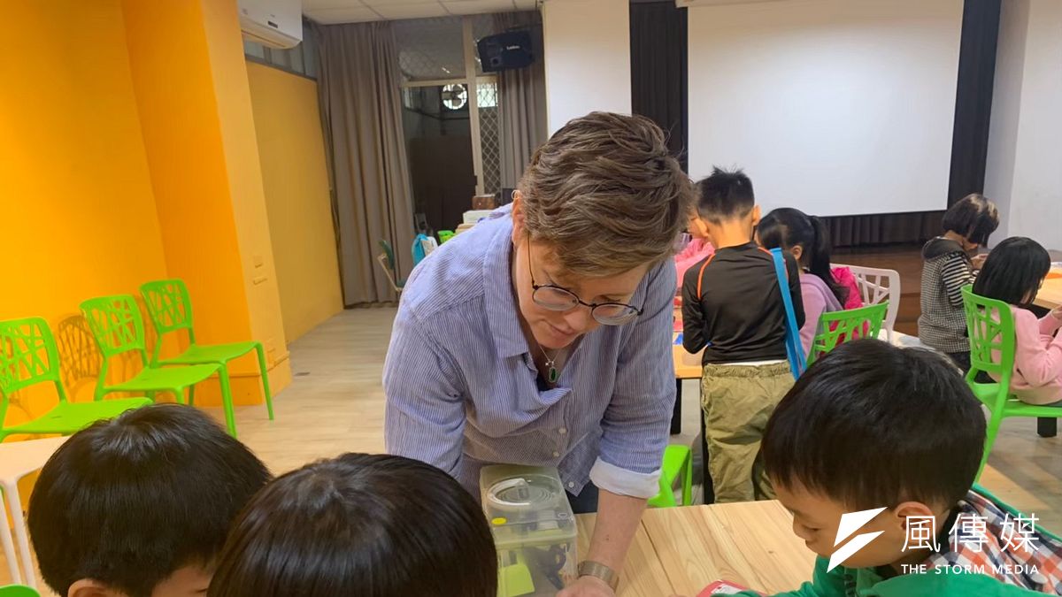 前多數外師不易適應臺灣的職場文化與工作情境,參與所在學校課程設計、與本地教師共同備課的情況,並不理想。(示意圖/高雄市政府教育局提供) 前多數外師不易適應臺灣的職場文化與工作情境,參與所在學校課程設計、與本地教師共同備課的情況,並不理想。(示意圖/高雄市政府教育局提供)