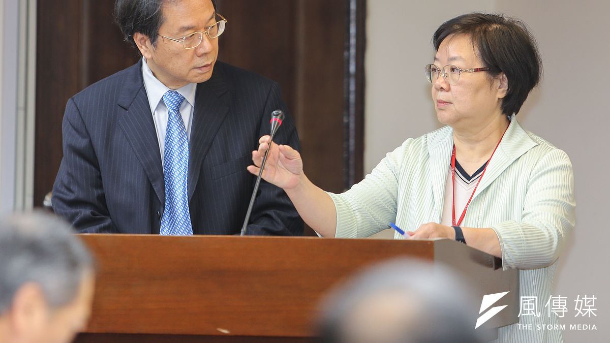 立院衛環委員會2日針對美豬議題要求相關部會進行專案報告,衛福部長蔣丙煌(左)與食品藥物管理署署長姜郁美備詢。(陳明仁攝) 立院衛環委員會2日針對美豬議題要求相關部會進行專案報告,衛福部長蔣丙煌(左)與食品藥物管理署署長姜郁美備詢。(陳明仁攝)