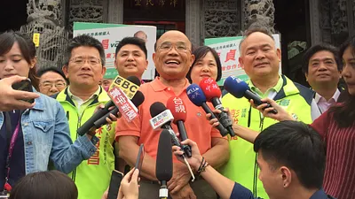 民進黨新北市長候選人蘇貞昌11日上午至土城和平街、公有市場掃街催票。會前受訪談到年底選舉,蘇說,他將很誠意提出很新、很有內容的政策,也獲得熱烈迴響,將繼續努力,讓選民看見誰會做事。(蘇貞昌辦公室提供)