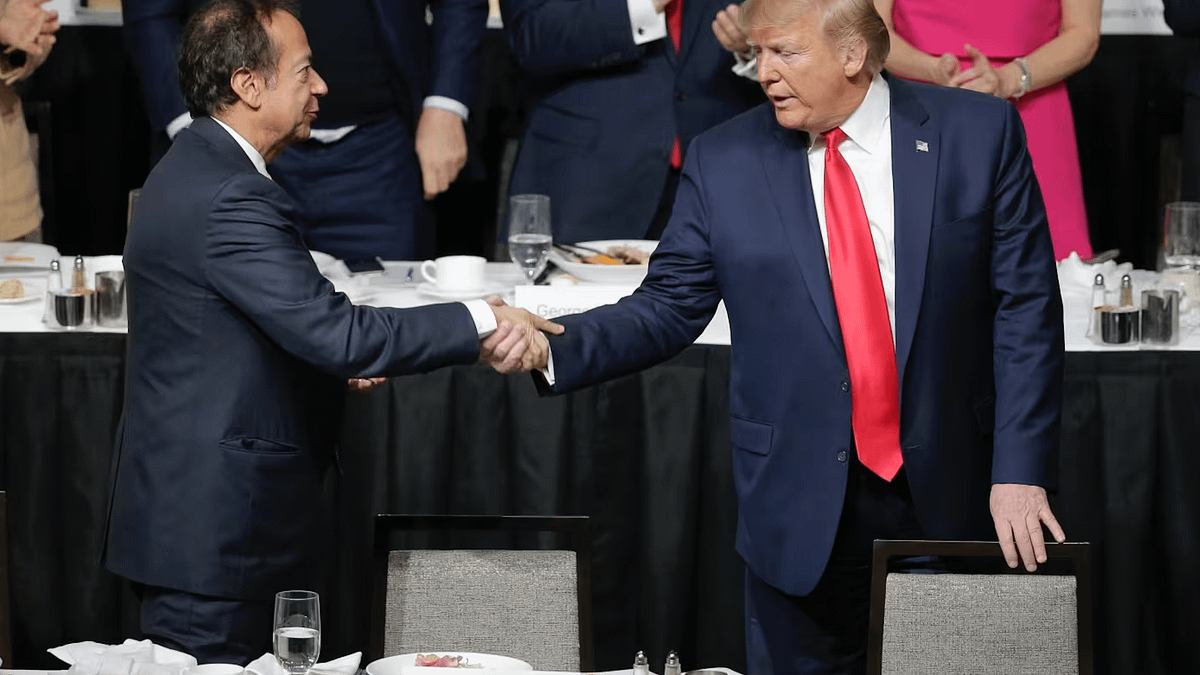 投資者鮑爾森(John Paulson)和時任總統川普(Donald Trump)在2019年紐約經濟俱樂部聚會上握手。(AP) 投資者鮑爾森(John Paulson)和時任總統川普(Donald Trump)在2019年紐約經濟俱樂部聚會上握手。(AP)