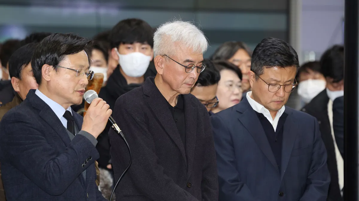 濟州航空現任執行長金乙裴(Kim E-bae)與高層向罹難者表達哀悼。(美聯社)